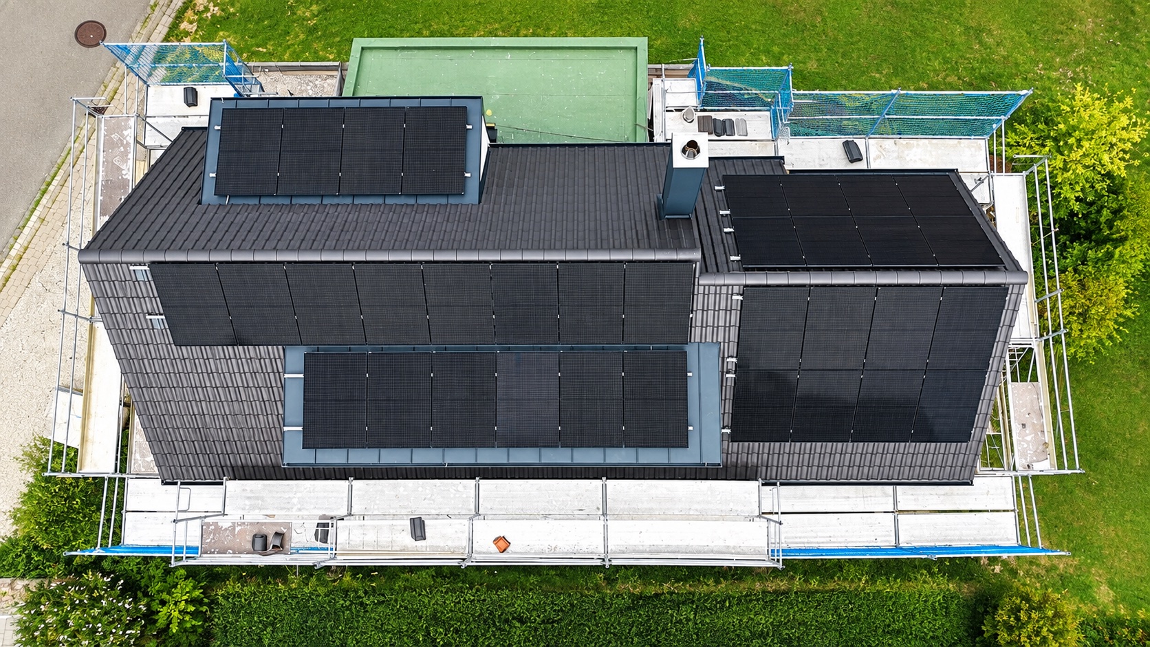 Luftaufnahme eines Dachs mit vollflächig verbauter Photovoltaik-Anlage