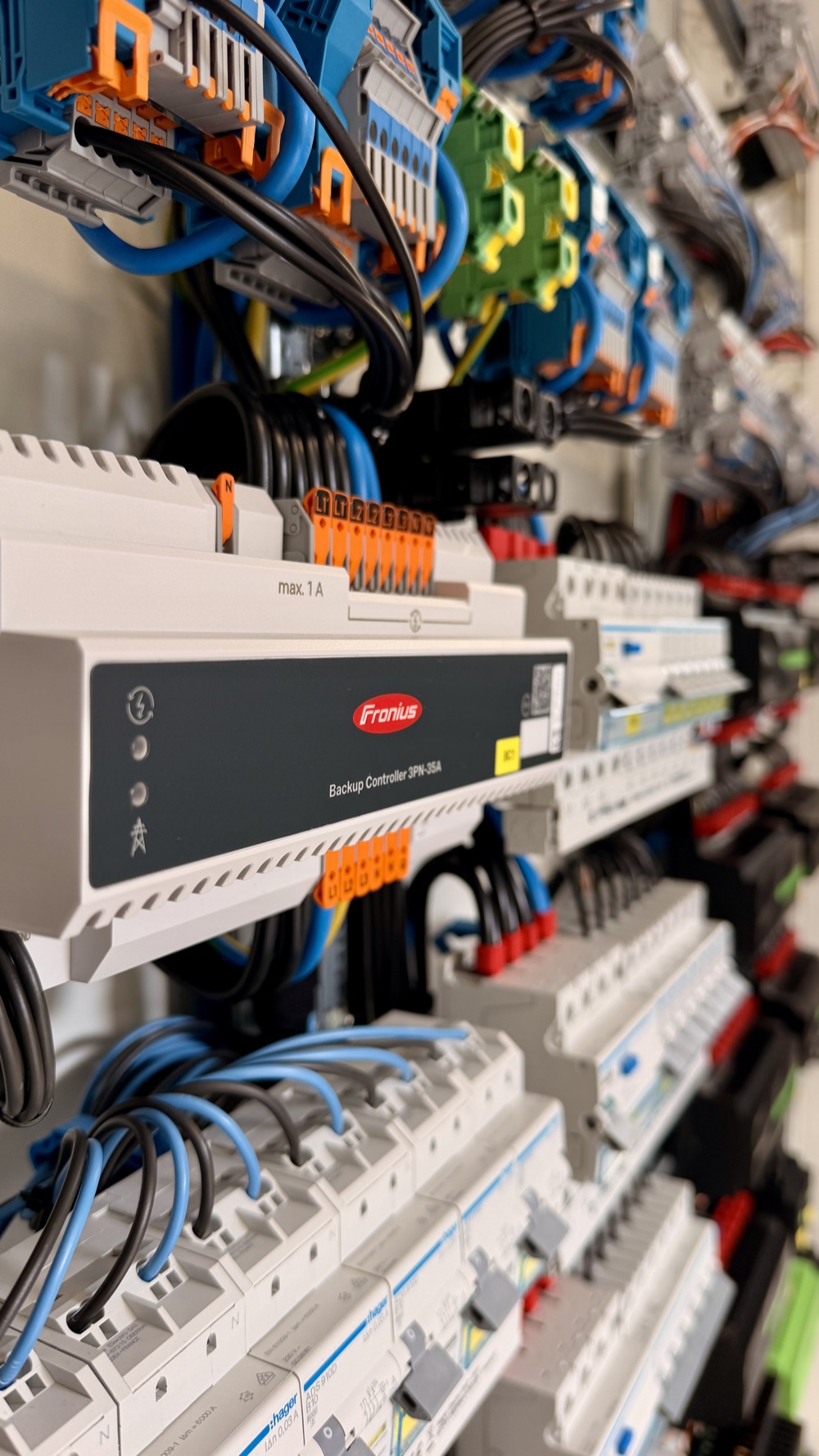 Detailansicht: Fronius Backup Controller zwischen Reihenklemmen und Hager Leitungsschutzschaltern