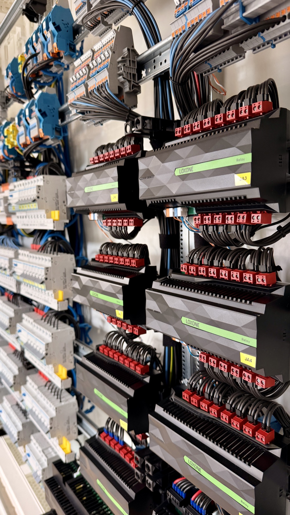 Detailansicht: Loxone Relay Extensions sauber verdrahtet und beschriftet